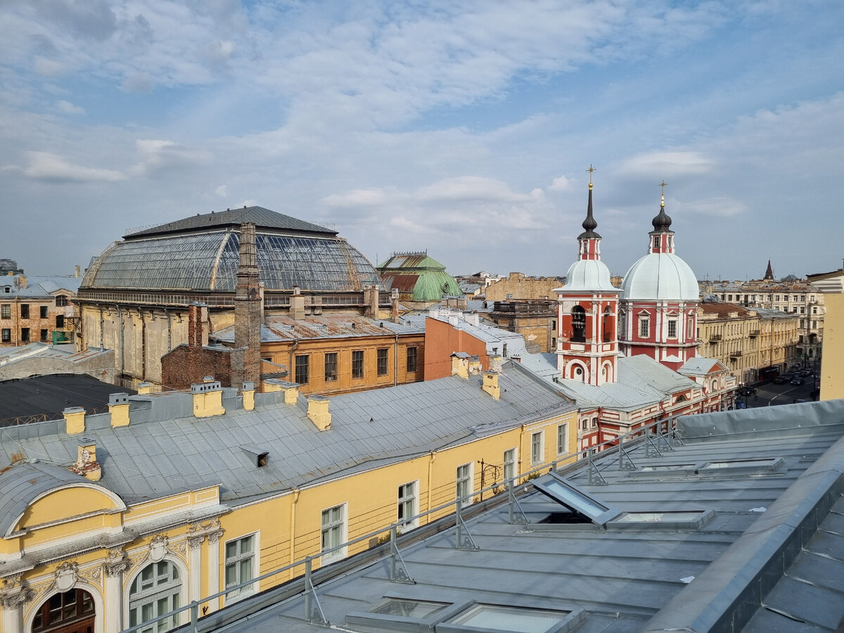 Вот такой вид открывается, когда сидишь за одним из столиков бара, чашечка кофе и круассан, или что нибудь покрепче, все на ваш вкус.