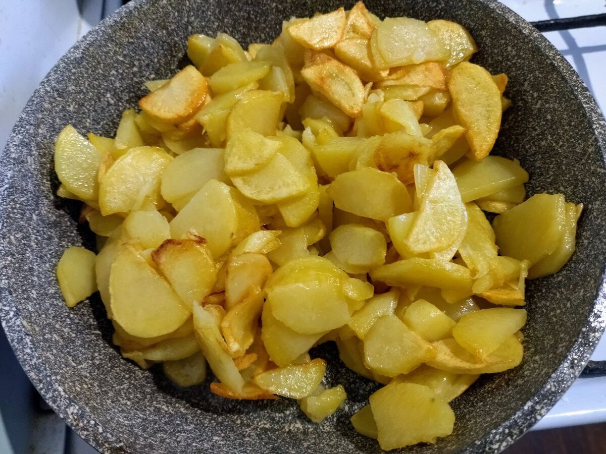 Картошка жарится.