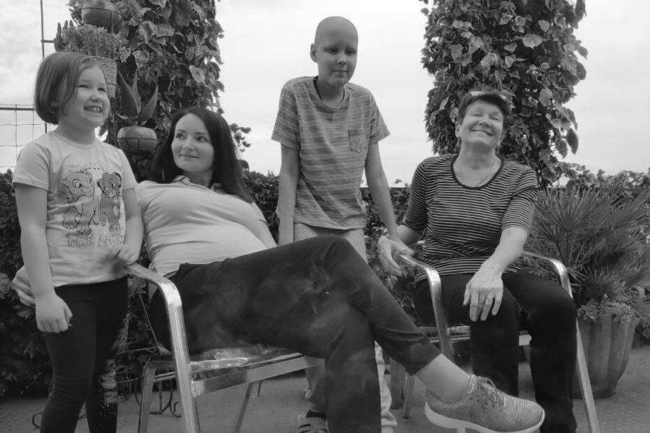 Вова с мамой, бабушкой и сестрой Вероникой дома, 2021 год  