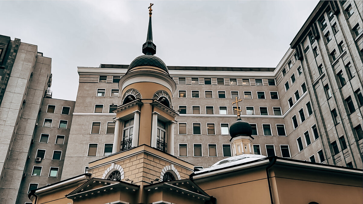 Церковь Софии Премудрости Божией на Лубянке. На месте усадебного дома Салтыковых сейчас павильон станции метро.