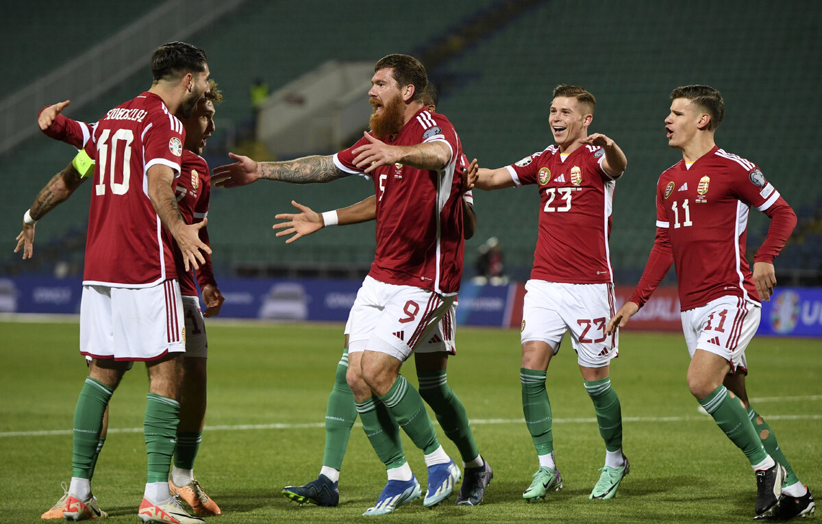    Игроки сборной Венгрии по футболу  EPA-EFE/VASSIL DONEV
