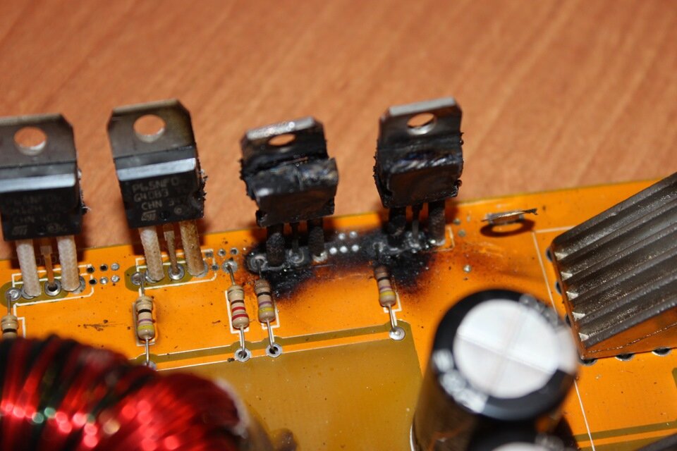 Выгорели транзисторы блока питания усилителя звука. Транзисторы в блоке питания компьютера. Почему сгорел транзистор. Сгоревший транзистор. Сгоревший транзистор видеокарте.