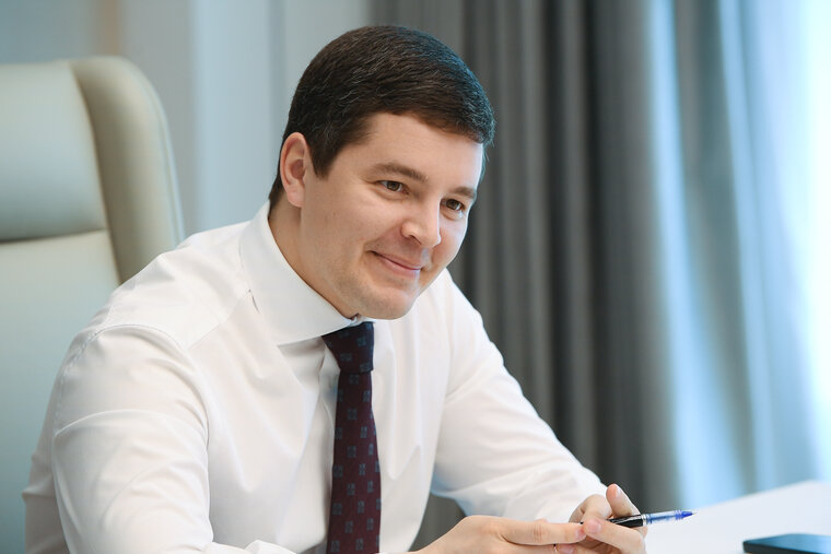    Дмитрий Артюхов распорядился повысить зарплаты чиновникам не меньше, чем на МРОТ