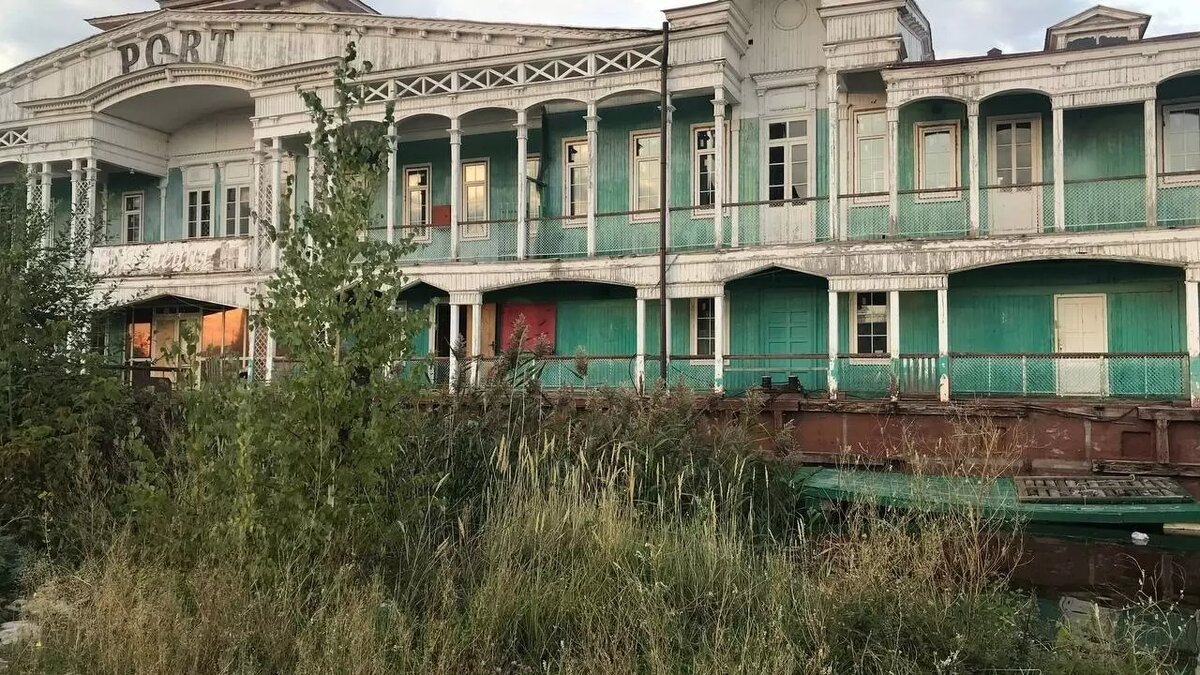     В Набережных Челнах местные жители разрушают дебаркадер на набережной Тукая. Об этом пишет Telegram-канал «Челны Онлайн».