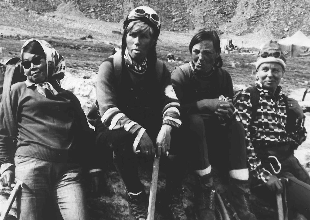  Пик Корженевской 1972 г. А. Сон, Э. Шатаева, И. Мухамедова, Г. Рожальская Фото из архива В. Шатаева