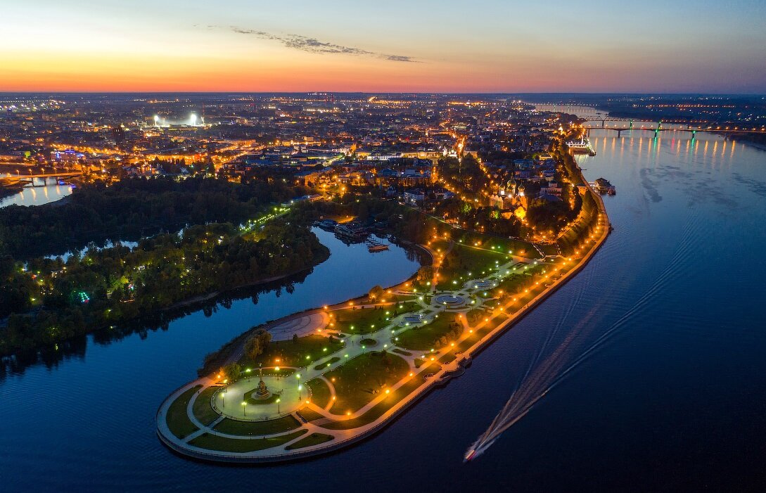 Г ярославль городское. Ярославль стрелка с высоты птичьего полета. Ярославль стрелка с высоты. Ярославль набережная стрелка. Ночной Ярославль с высоты птичьего полета.