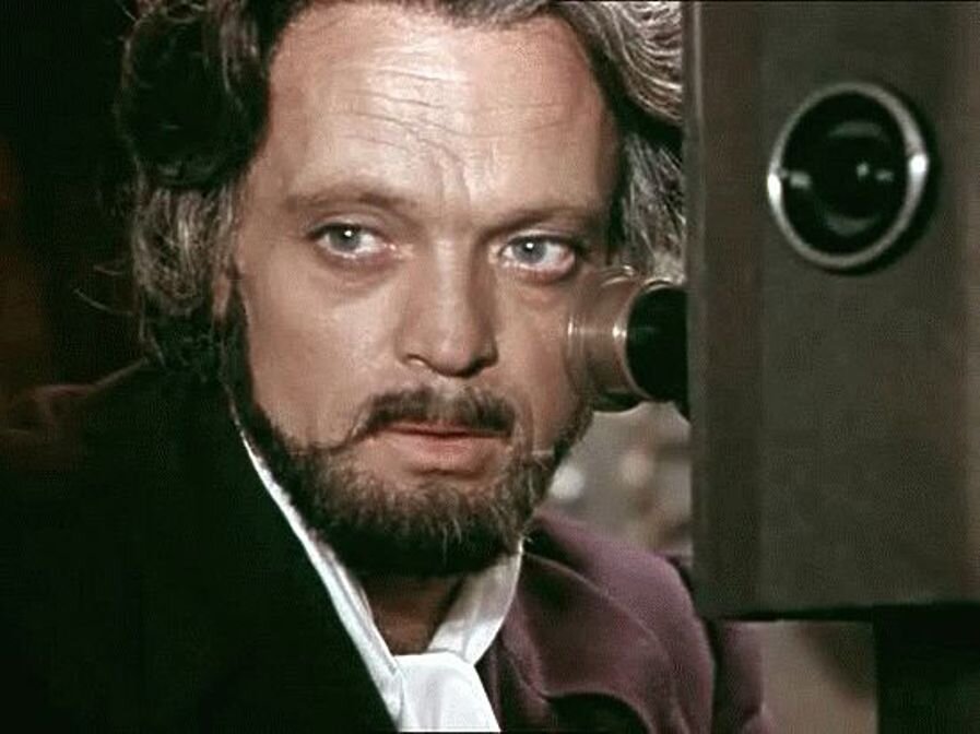 Владислав Дворжецкий не очень похож на индийского раджу, но в советском фильме капитана Немо сыграл именно он. И, кстати, у Дворжецкого польские корни. Думаю, этот факт порадовал бы Жюля Верна. 