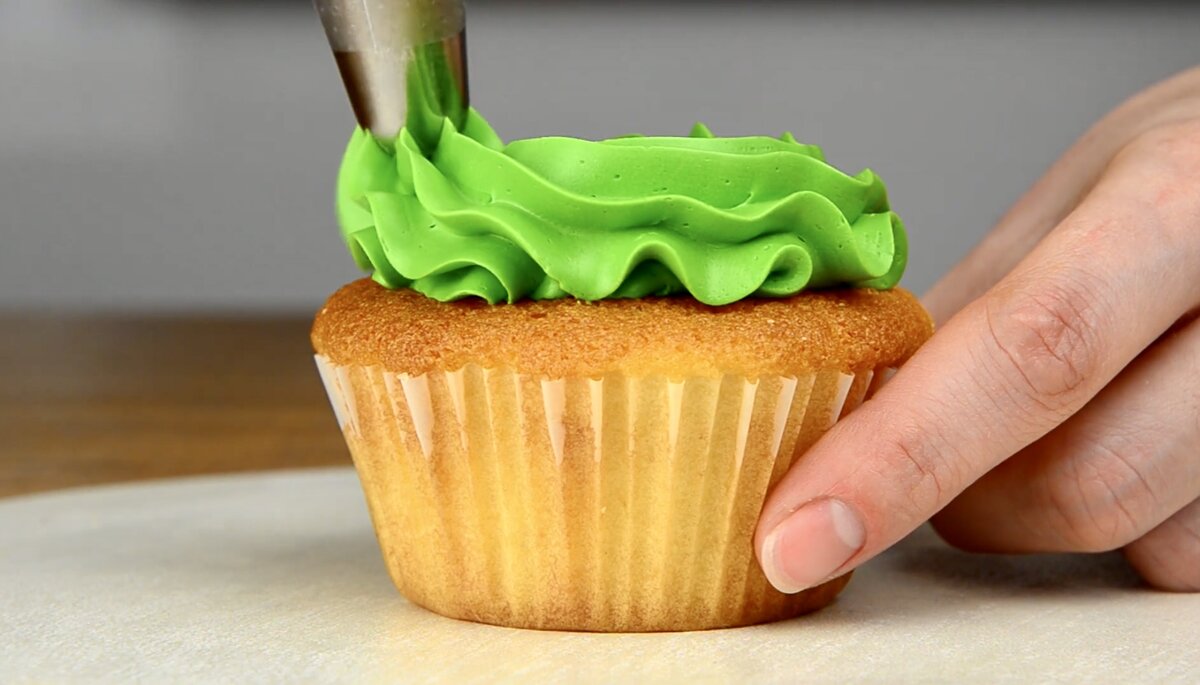 Праздничные капкейки «Ноги Санта Клауса»: украсьте праздничный стол особыми десертами!