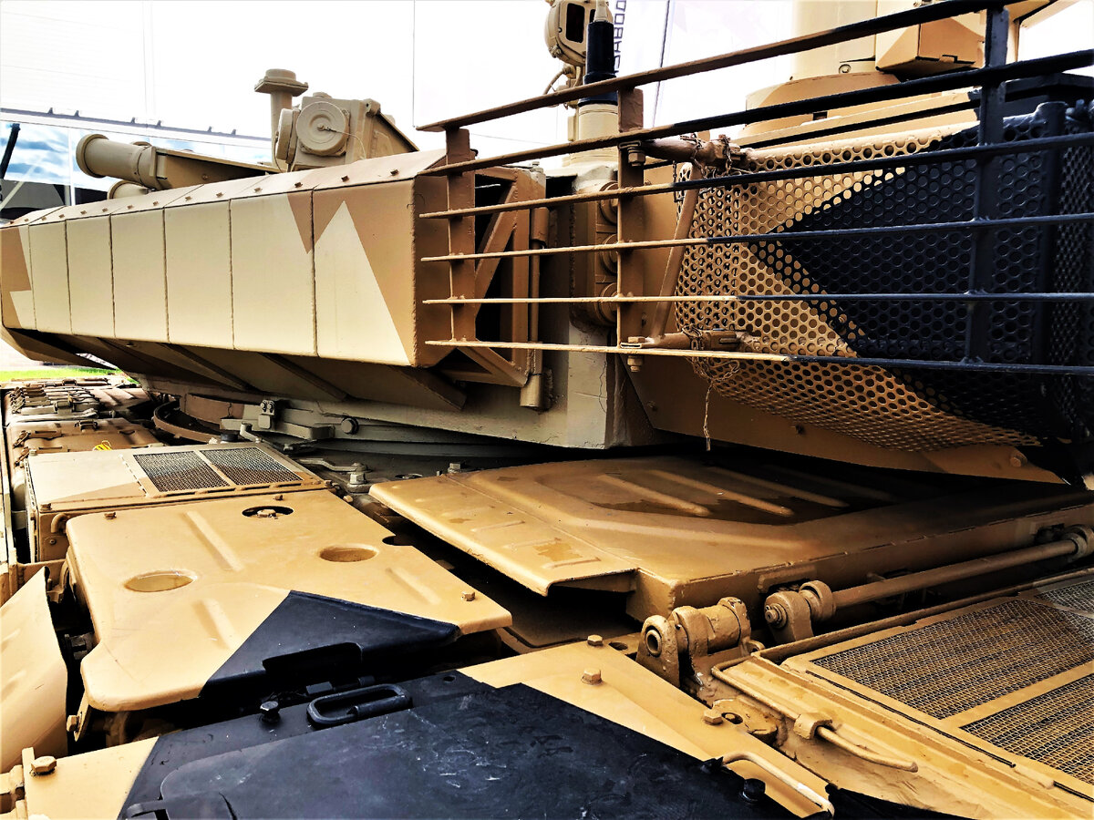 Бортовые блоки ДЗ башни выполнены крепятся на специальном каркасе с петлевыми соединениями, позволяющими откидывать их для обеспечения доступа к колпаку башни при обслуживании, ремонте и демонтаже. Также видны крепления кормового модуля с дополнительным БК.