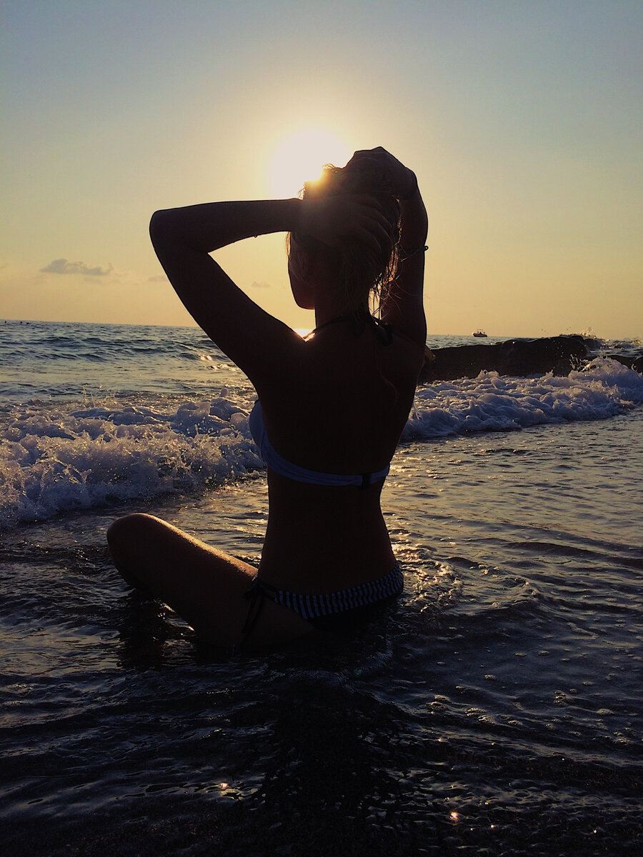 Девушка блондинка с длинными волосами на закате у моря | Блондинка, Фотосессия, Закаты
