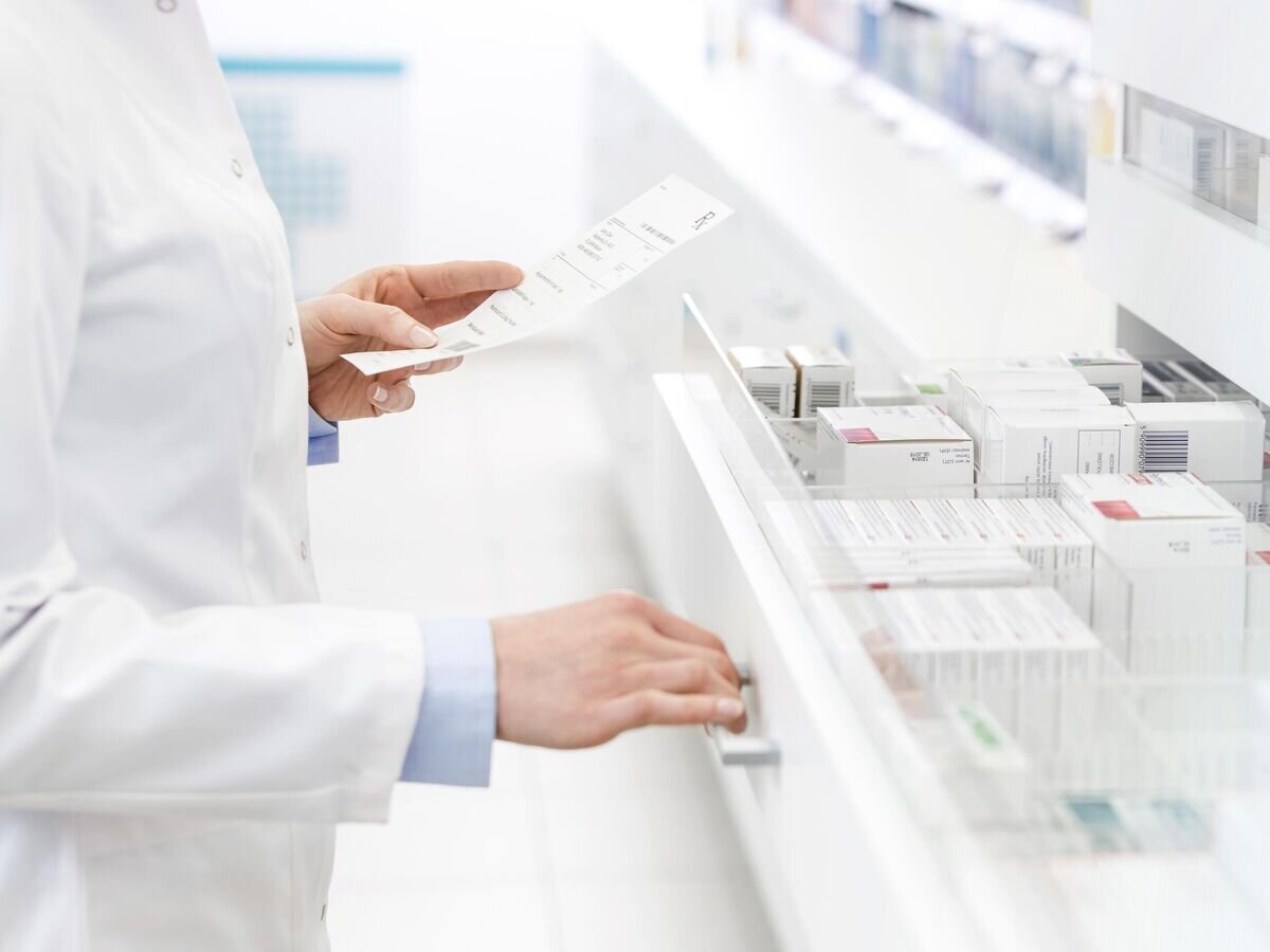    Фармацевт смотрит лекарства по рецепту© iStock.com / Caiaimage/Agnieszka Wozniak