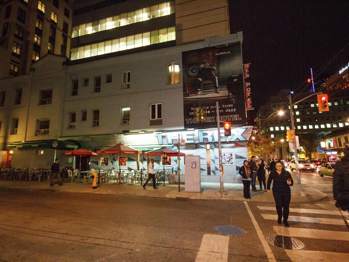    Клуб Rex в Торонто (фасад)CC BY-SA 2.0 / garyjwood / The Rex