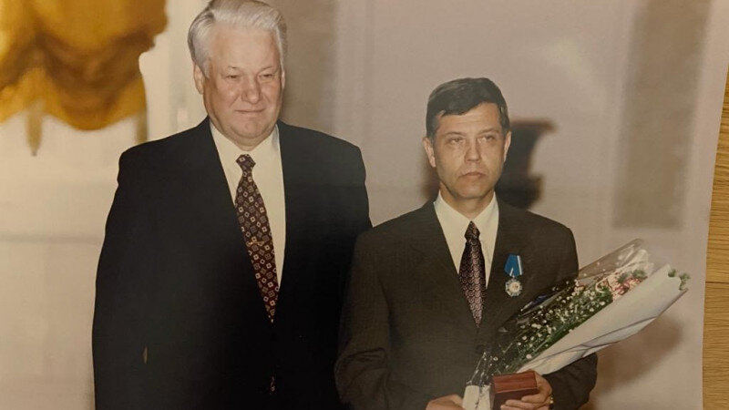     Президент РФ Борис Ельцин и Лев Коршунов. Из архива Л. Коршунова.