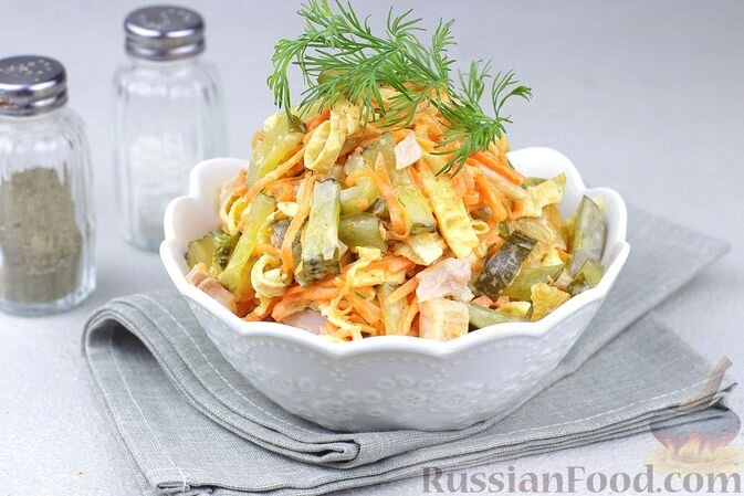 курица копчёная, огурцы маринованные, морковка корейская, яйца, масло растительное, майонез, зелень, соль, перец чёрный молотый