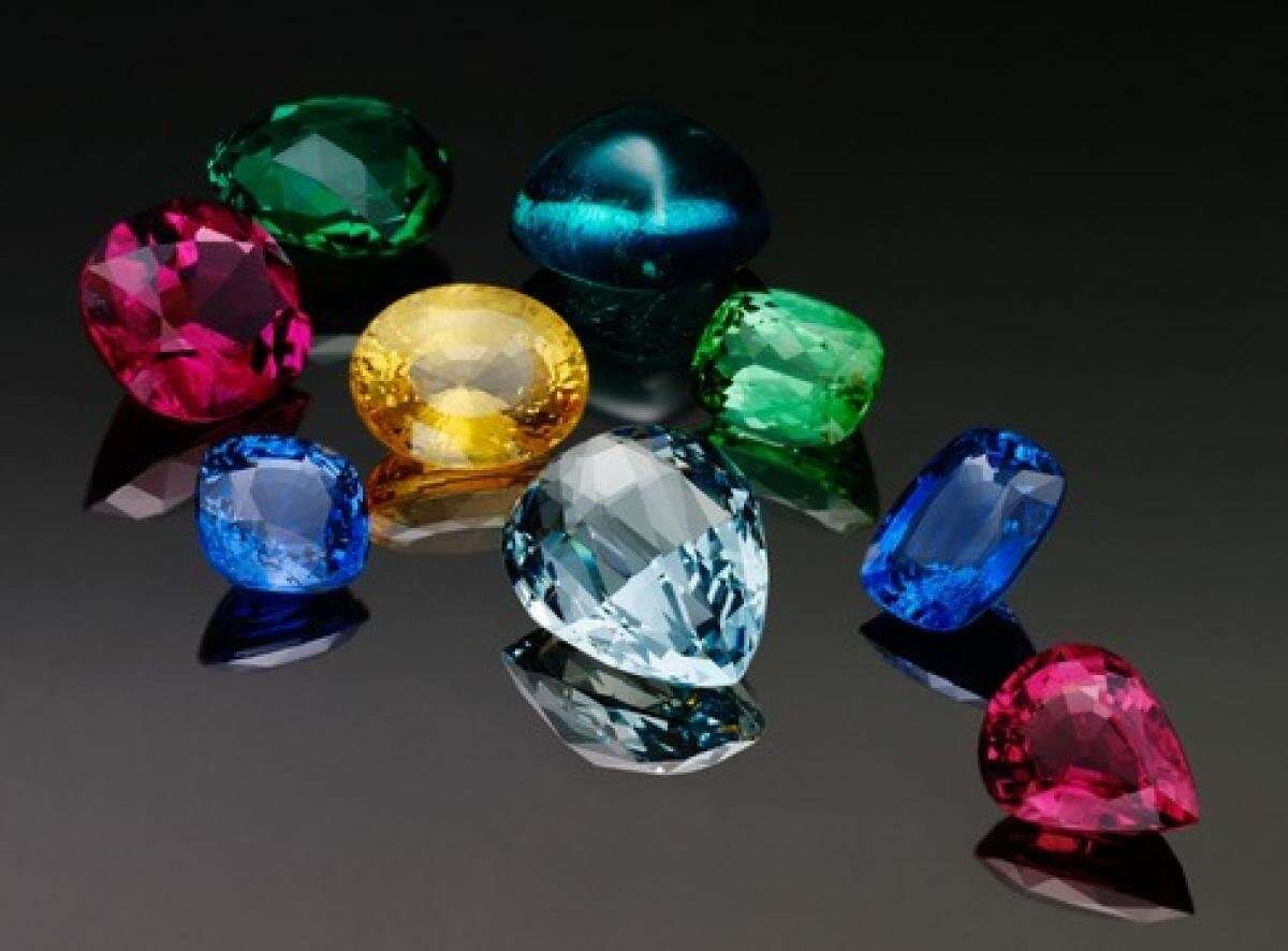 Драгоценный камень самоцветов. Драгоценные камни. Цветные камни ювелирные. Разноцветные драгоценные камни. Драг камни.