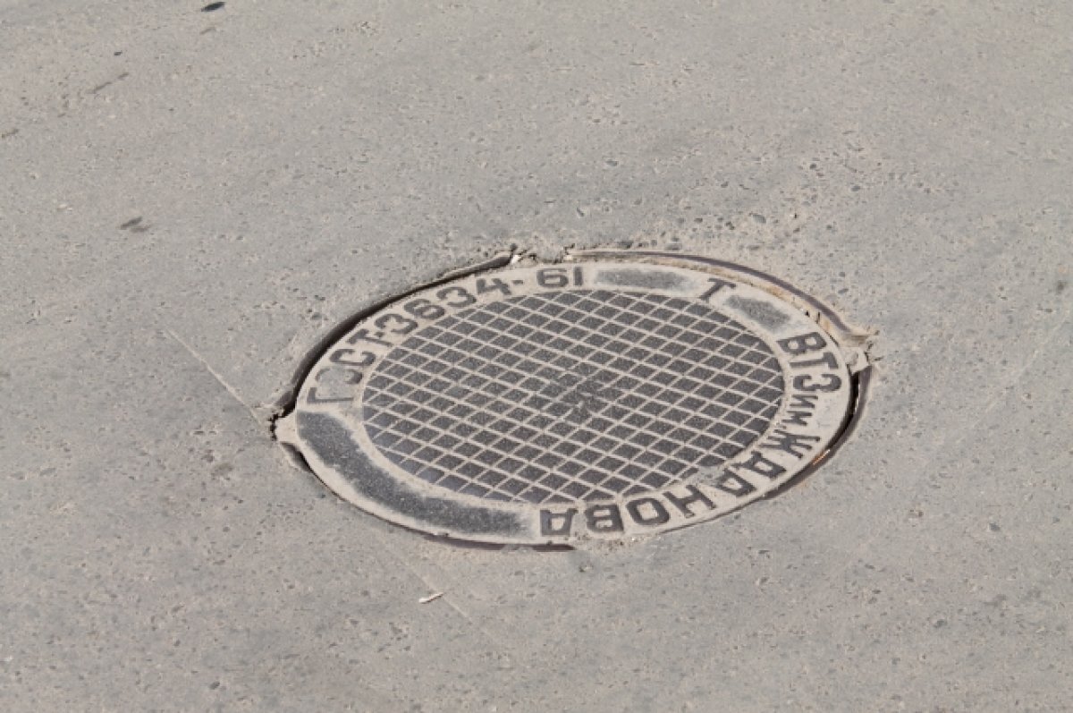    Вода хлынула на дорогу из-за коммунальной аварии в Улан-Удэ