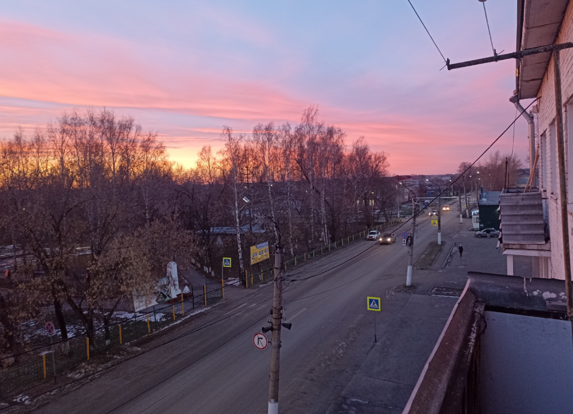 Вчера познакомилась с соседом, мужчина живёт в нашем доме 2 года, а увидела я его впервые. Работает вахтовым методом, о чём он мне повторил трижды, пока поднимались до четвёртого этажа.-1-2