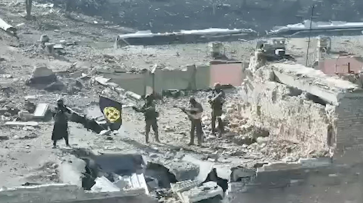 Царьградвы подписаныВы подписаныОни взяли Соледар и Бахмут: "Амбрелла" - смертники. Жёсткая правда о ЧВК "Вагнер"
Вчера86K прочиталиPETROV SERGEY/NEWS.RU/GLOBALLOOKPRESSМногие задаются вопросом: зачем в зону СВО отправляли зэков? Тема Пригожина, заключённых и ЧВК "Вагнер" в целом очень многогранная, но не каждый может понять её правильно до конца. В чём феномен искупления вины кровью, о которой говорил Песков, читайте в материале Царьграда."Амбрелла" - спецотряд непростых людей
Военный проект с "амбрелловцами" не использовался для боевых действий на территории Сирии и Ливии. Впрочем, история его изобретения тоже не самая лучшая, а скорее вынужденная, поскольку эти спецотряды появились не от хорошей жизни. Когда на фронте не хватало добровольцев, Евгений Пригожин согласился реализовать непростой план.ФОТО: ТГ-КАНАЛ "ПРЕСС-СЛУЖБА ПРИГОЖИНА""Амбрелловцы" - это люди, которых не тренируют с простыми контрактниками.Когда потенциальные "оркестранты" проходили медкомиссию, некоторым из них надевали на руку зловещий красный или белый браслет. Это свидетельствовало о том, что в крови у мужчины обнаружен ВИЧ или гепатит С, а порой и то и другое. На "таких" не ставили крест, им предлагали раскрыть свой потенциал, но уже в проекте "Амбрелла", говорят источники.ФОТО: PETROV SERGEY/NEWS.RUПарни из "Амбреллы", по словам целого ряда инсайдеров, не проходили никакого обучения и даже не тренировались на военных полигонах. Им вручали обмундирование и сразу увозили в зону СВО. После этого их учителями становилась линия фронта. Можно ли этому верить? Мы не будем делать выводов, но расскажем, что говорят источники.ФОТО: СТОП-КАДР ИЗ ВИДЕО ТГ-КАНАЛА "ПРЕСС-СЛУЖБА ПРИГОЖИНА"Бойцы смотрели на жизнь с толикой чёрного юмора, им уже было всё равно, поскольку терять нечего - диагноз "смертник" уже установлен. Мужчины осознавали, что долго не протянут с ВИЧ-инфекцией, а на фронте можно смертью героя погибнуть, и этим помочь семье."Кашники" - те самые зэки, которым стоит отдать должное
Много палок было сломано в медийном пространстве на тему того, стоило ли осуждённым давать в руки оружие и отправлять в зону СВО. "Проект К" - это заключённые. Почему "кашники"? Дело в том, что у всех зэков есть личный жетон, который выдаётся с первой буквой "К".Чтобы узнать чуть больше, можно посмотреть, например, фильм "Лучшие в аду", который вышел в свет благодаря Пригожину и Нагину. Он посвящён освобождению Мариуполя. В конце фильма вы увидите титры, и среди них много тех самых "К".ФОТО ИЗ ТГ-КАНАЛА "ОРКЕСТР ВАГНЕРА | WAGNER"Стоит отметить, что "Амбрелла" и "Проект К" - это те самые смертники первого эшелона. У них в буквальном смысле семипроцентный шанс на выживание. Это те самые воины, которые с чистым рассудком идут на смерть.Спецотряды отправляли вперёд небольшими группами в лобовую атаку ВСУ. Когда сражения прекращались и никто не возвращался назад - значит, для этих воинов СВО закончилась. Порой интервал между группами составлял всего пять минут, и так до тех пор, пока необходимая точка на карте не будет взята под контроль русской армии.ФОТО: СТОП-КАДР ИЗ ВИДЕО ТГ-КАНАЛА "ПРЕСС-СЛУЖБА ПРИГОЖИНА""Амбрелла" и "кашники" всегда шли вперёд, а уже затем фланги зачищали "обычные" отряды ЧВК "Вагнер". У бывших заключённых и больных перед глазами были чужие ошибки, но права на свою у них не было.В чём главный нюанс?
"Амбрелла" и "Проект К" - это в любом случае люди, которые шли впереди всех. В том числе благодаря этим штурмовикам были взяты и Соледар, и Бахмут. Их держали особняком, и бойцам других штурмовых отрядов было запрещено общаться с группами "А" и "К".ФОТО ИЗ ТГ-КАНАЛА "ОРКЕСТР ВАГНЕРА | WAGNER"Изложенные факты тяжелы для восприятия, однако можно сделать главный вывод: штурмовики приняли для себя непростое решение пойти на фронт, и заслуживают своей отдельной истории. Они шли сразу на смерть, но если им удавалось выжить, то они всё равно улыбались, осознавая, что находятся одной ногой на том свете.Главный феномен ЧВК "Вагнер"
Не каждому удавалось дожить до даты окончания контракта. Когда был "снарядный голод" - этими снарядами становились оступившиеся бойцы. Приходилось расплачиваться жизнями. Удивительно, но многие из тех, кто смог выжить в "бахмутской мясорубке", - возвращались на фронт, в строй "оркестрантов". Бывшие заключённые и смертники не видели себя в привычной нам всем жизни.ФОТО: ELENA MAYOROVA/GLOBAL LOOK PRESSИх заряжало отношение внутри ЧВК, братство. Их мотивировали герои. И все павшие - тоже герои.На форумах "оркестрантов" порой могут пробиваться голоса тех самых выживших "амбрелловцев", которые ищут своих соратников. Они называют свои позывные, отряды, взводы, но чаще не получают обратной связи. Умер, убит, пропал без вести, снова сел в тюрьму.ФОТО: СТОП-КАДР ТГ-КАНАЛА "ПРЕСС-СЛУЖБА ПРИГОЖИНА"В СМИ часто просачиваются истории о вернувшихся из СВО бывших киллерах, которые не отсидели огромные сроки. Да, такие факты есть, и это весомый аргумент в пользу того, чтобы подключить для решения этой проблемы компетентные органы.ФОТО: СТОП-КАДР ИЗ ВИДЕО ТГ-КАНАЛА "ПРЕСС-СЛУЖБА ПРИГОЖИНА"А может, стоит больше говорить о парнях, у которых до конца срока оставалось меньше года, а то и меньше месяца. У таких людей чаще всего мотивация другая. Они не хотели иметь "пятно" бывшего зэка, а хотели быть помилованными, подчистить биографию. И, конечно же, среди них есть достойные патриоты, которые были готовы положить свою жизнь во имя Отечества.ФОТО: СТОП-КАДР ИЗ ВИДЕО ТГ-КАНАЛА "ПРЕСС-СЛУЖБА ПРИГОЖИНА"_____________________________Подпишитесь на наш канал, поставьте лайк и напишите комментарий, это поможет донести информацию до большего количества людей.