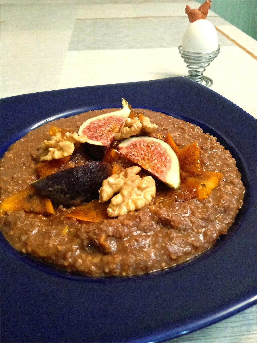 Шоколадная мультизлаковая каша из киноа, пшена и кукурузной крупы с хурмой и орехами ✍️ Рецепт в комментариях