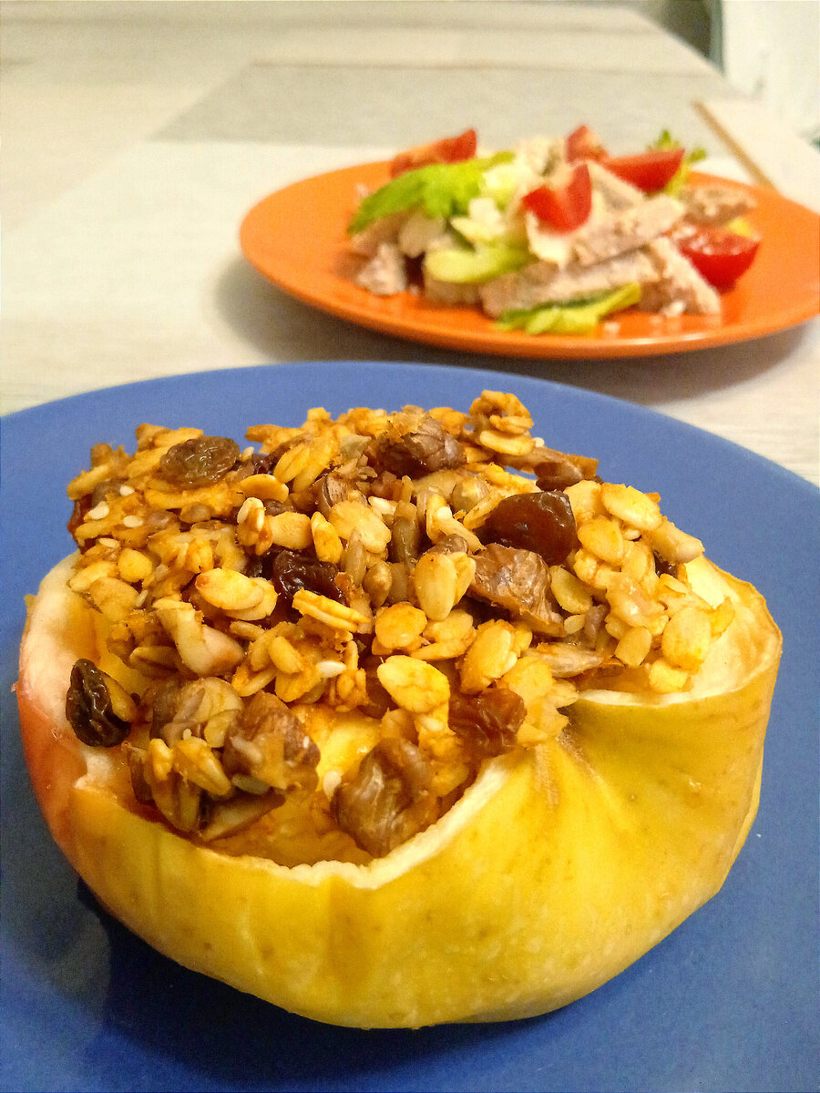 Запеченное яблоко с начинкой из творога и хрустящими хлопьями, орехами и изюмом. ✍️ Рецепт в комментариях