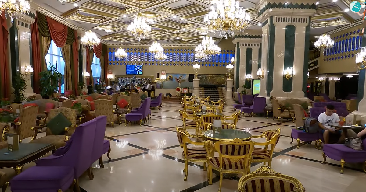 Такие интерьеры во всем отеле