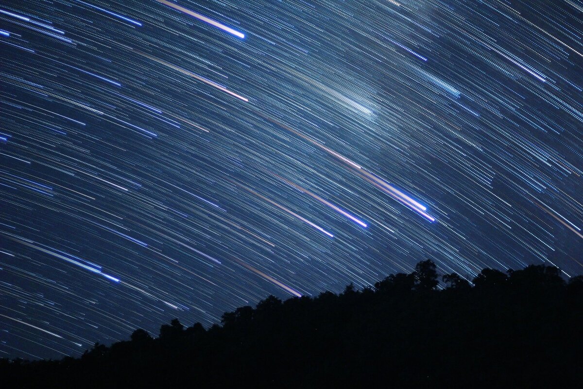 Meteor shower. Звездный дождь метеорный поток. Метеорный поток Геминиды 2020. Звездопад Геминиды. Метеоритный Рой.