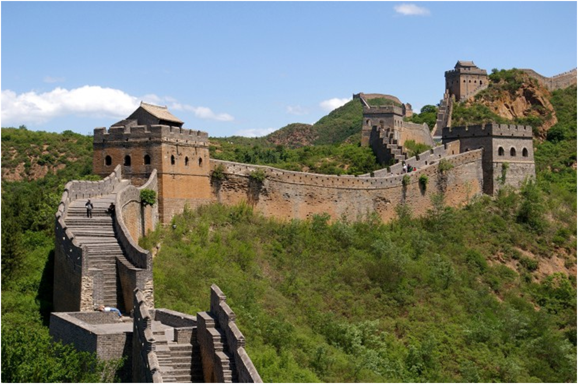 1. Строительство Стены продолжалось более 1800 лет Великую китайскую стену начали строить еще в III  в. до н. э., а последние кирпичи были уложены уже при династии Мин (1368–1644).-2