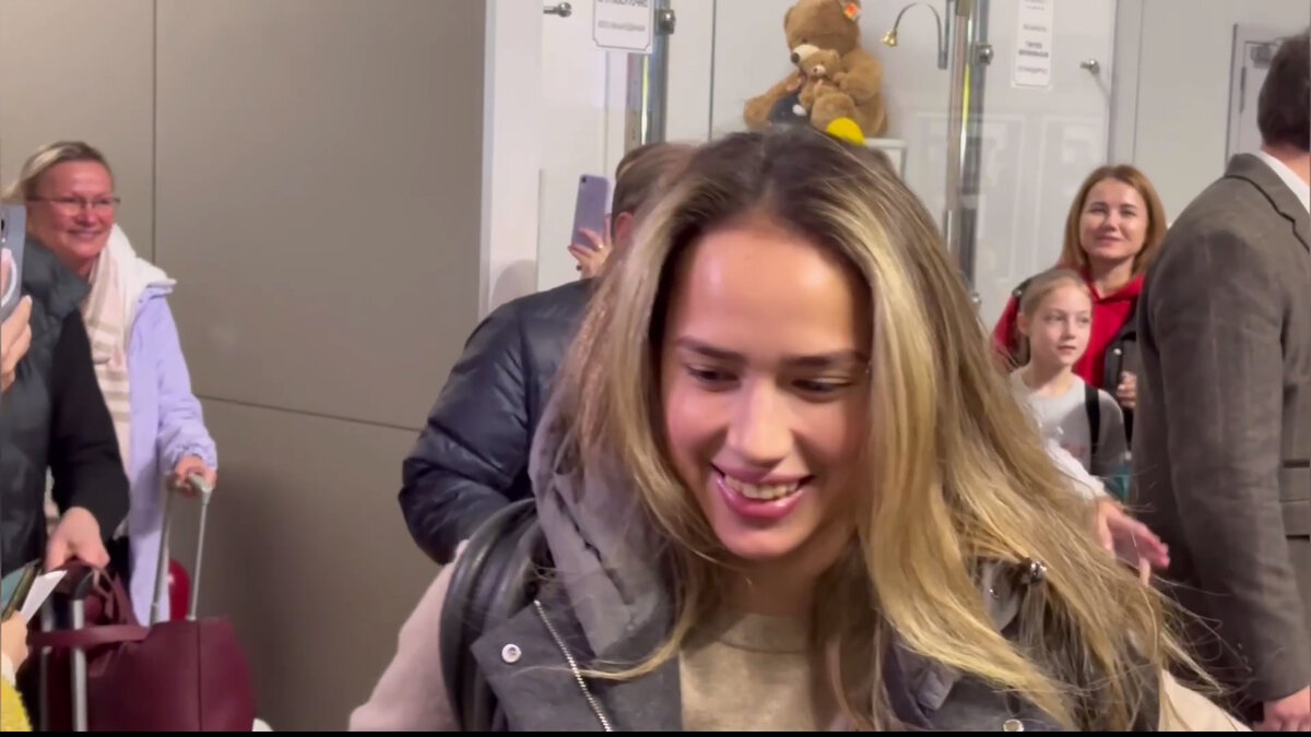    Фигуристка Алина Загитова в аэропорту Уфы. Фото: стоп-кадр видео Минспорта Башкирии