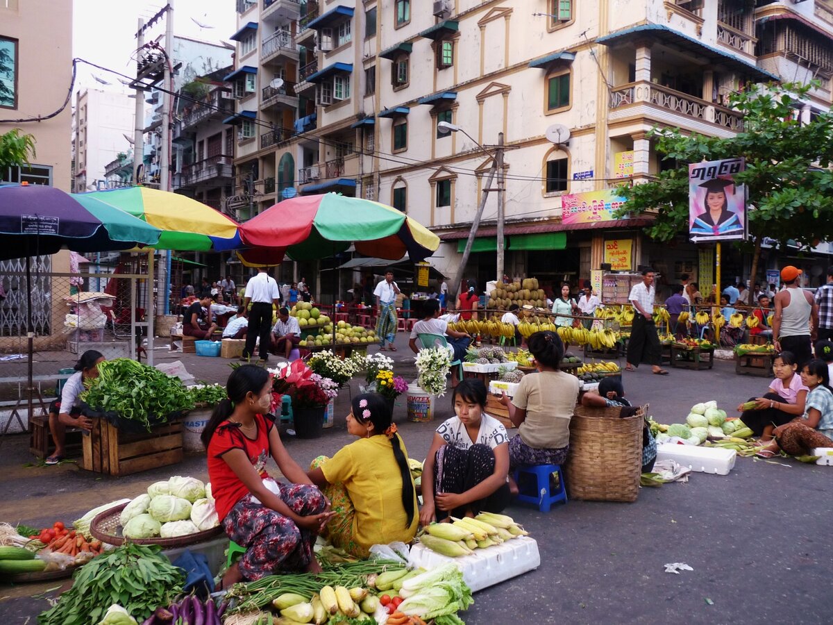 Янгон, улицы города. Фото из архива автора