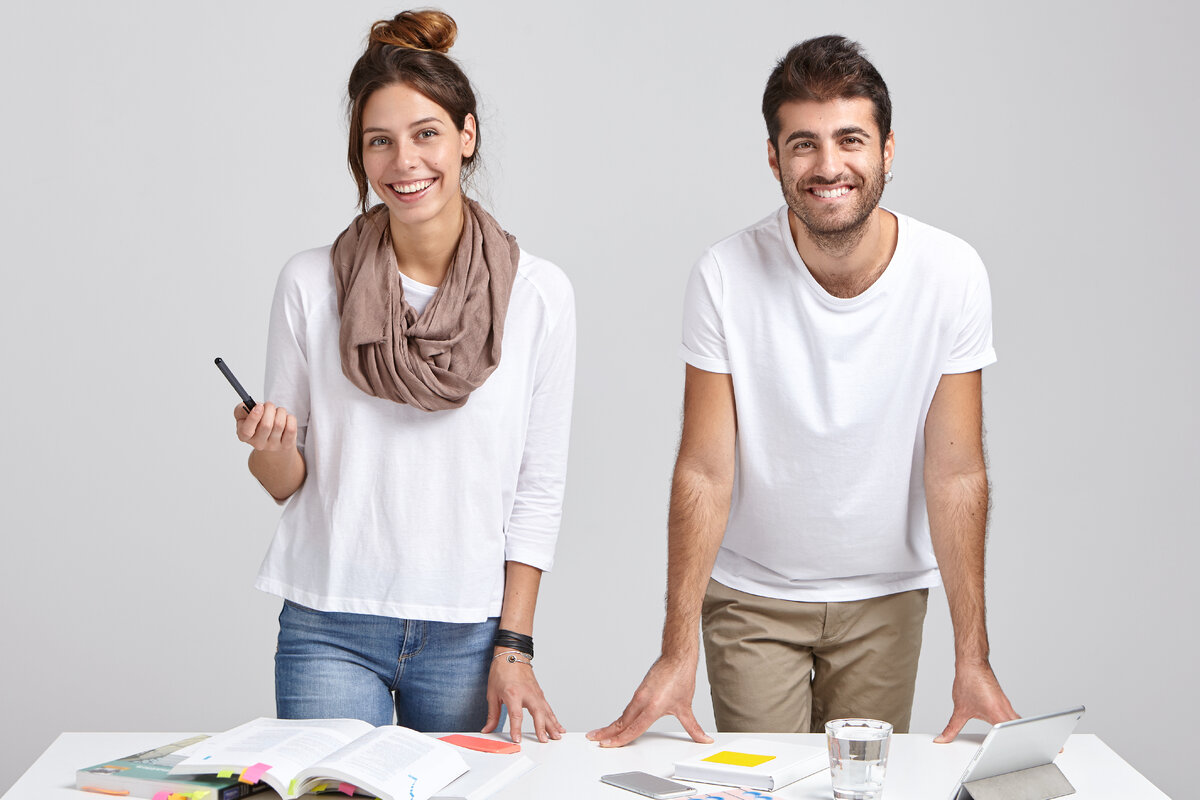 источник фото: <a href="https://ru.freepik.com/free-photo/indoor-shot-of-glad-startuppers-discuss-plan-together_12087051.htm#query=%D0%BC%D1%83%D0%B6%D1%87%D0%B8%D0%BD%D0%B0%20%D0%B8%20%D0%B6%D0%B5%D0%BD%D1%89%D0%B8%D0%BD%D0%B0%20%D1%80%D0%B8%D1%81%D1%83%D1%8E%D1%82&position=4&from_view=search&track=ais&uuid=98ce02a0-8d24-47c1-b600-5ae2b6db4500">Изображение от wayhomestudio</a> на Freepik