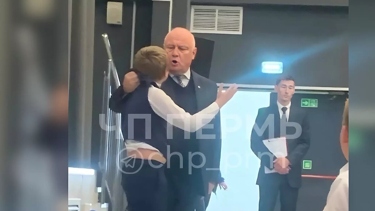     Мужчина ранее схватил ребенка на глазах других учащихся.