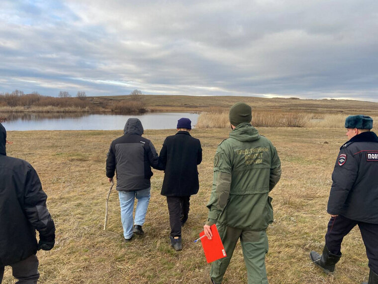    Мужчины хорошо изучили местность перед нападением