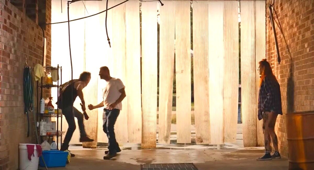 - Милостивый сэр! На ваше безапеляционное предложение поискать у меня в карманах закурить я вынужден ответить категорическим отказом!.. 