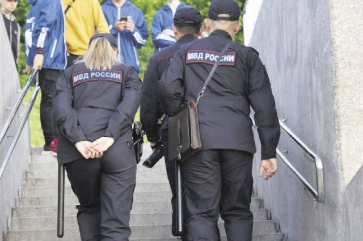    Участковый раскрывает и разбои, и грабежи, и убийства – все, что происходит на его территории.