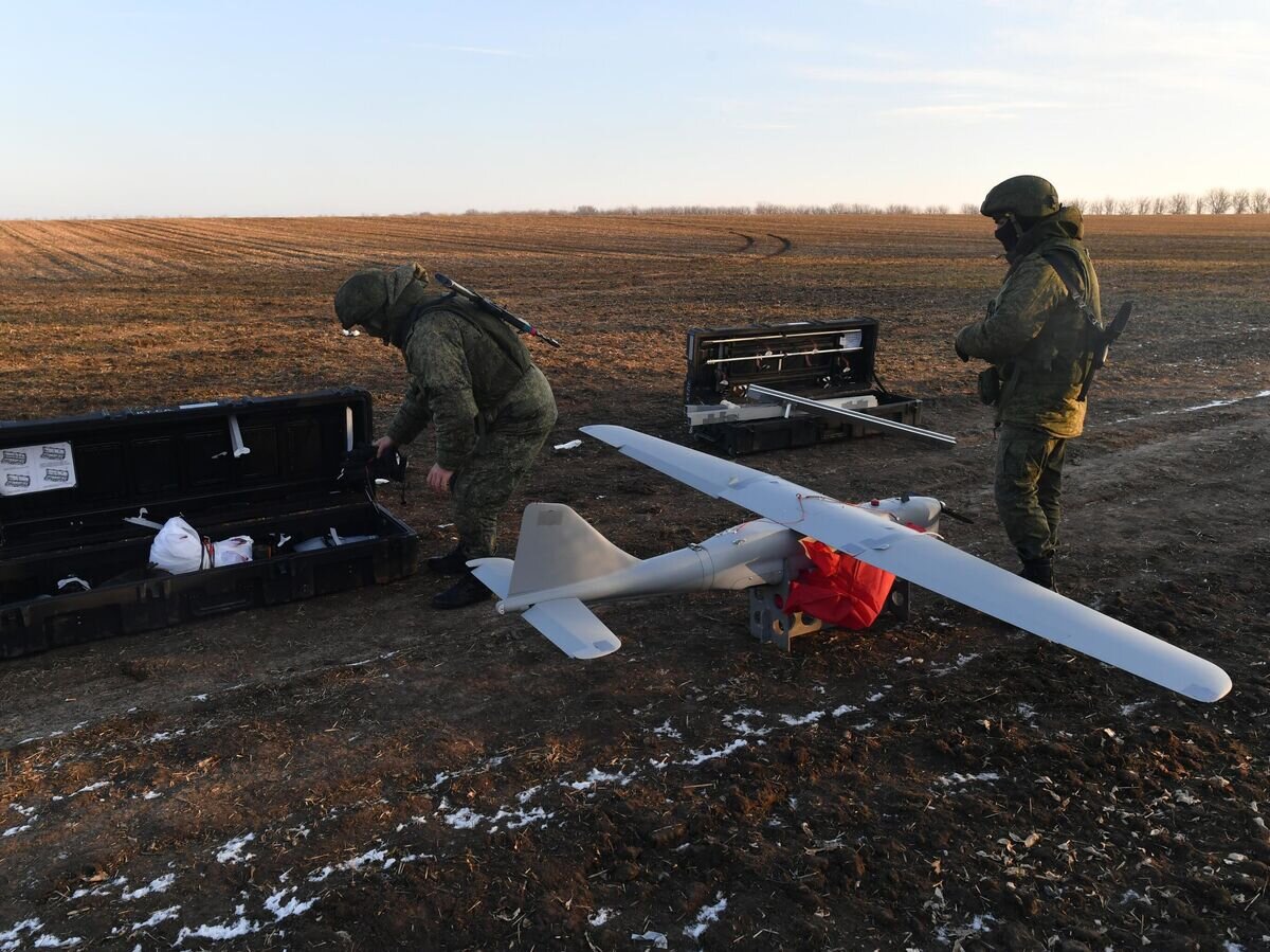    Военнослужащие ВС РФ разбирают беспилотный летательный аппарат "Орлан-10У" после выполнения задачи в южном секторе СВО© РИА Новости