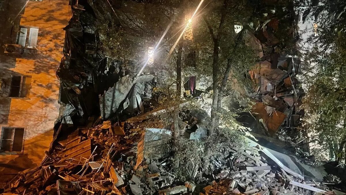     В квартире на первом этаже дома, в котором накануне обрушились два подъезда, была сделана перепланировка. Предварительно, именно это и стало причиной ЧП.