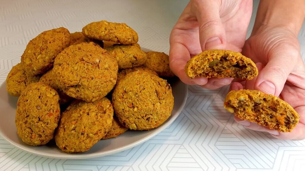 Морковное печенье может быть необыкновенно вкусным. Знаю людей, которые предпочитают морковную выпечку какой-либо другой.