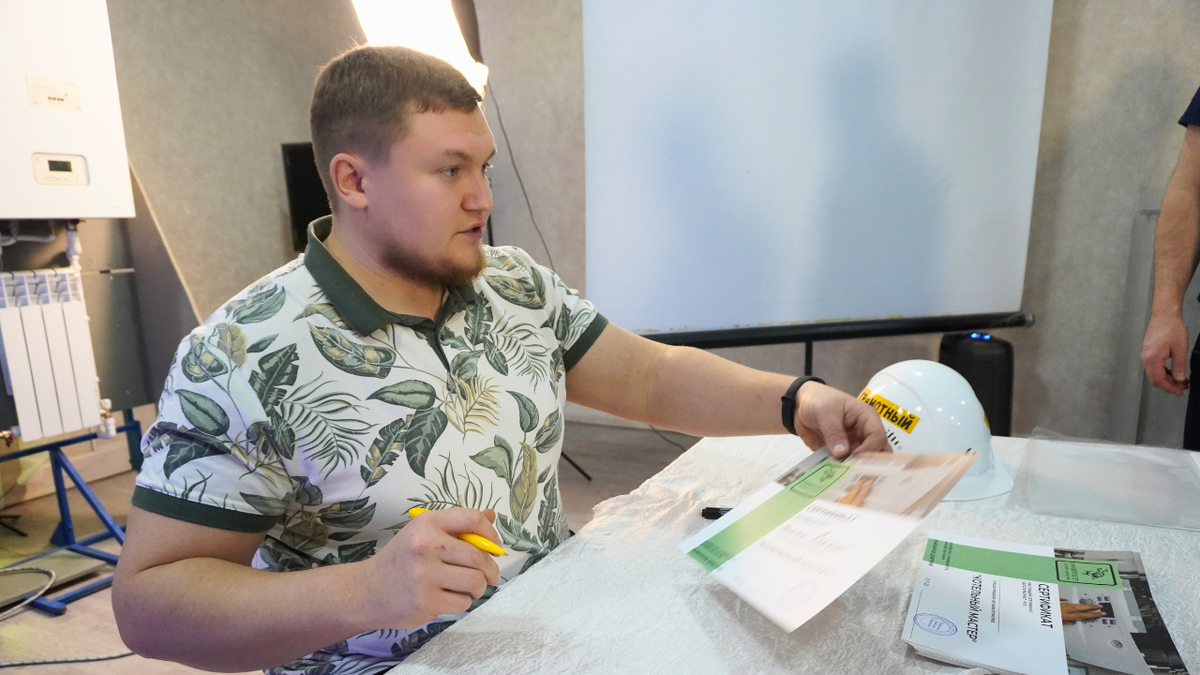 Подписываю сертификаты после прохождения практики "Мастер по котлам" в Екатеринбурге