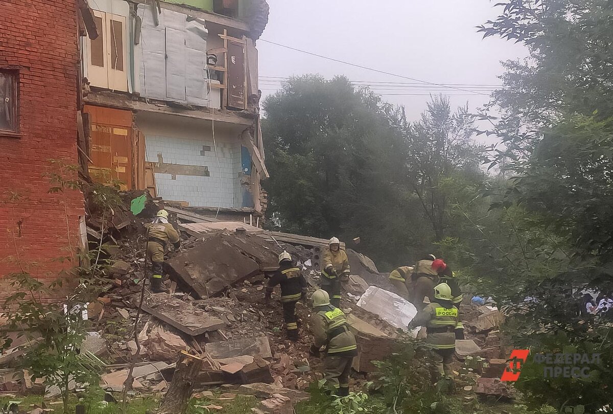 Омск обрушение дома 12 августа. Разрушенный дом. Рухнул дом. В Омске обрушился дом. Взрыв газа.