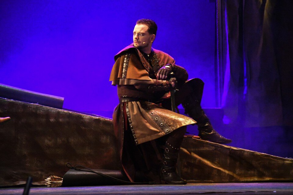    Волгоградский театр представил премьеру спектакля "Робин Гуд" Геннадий БИСЕНОВ