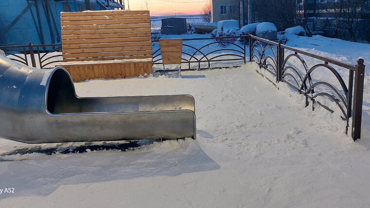    В Яр-Сале Ямальского района ЯНАО установили горку, которая упирается в ограждение