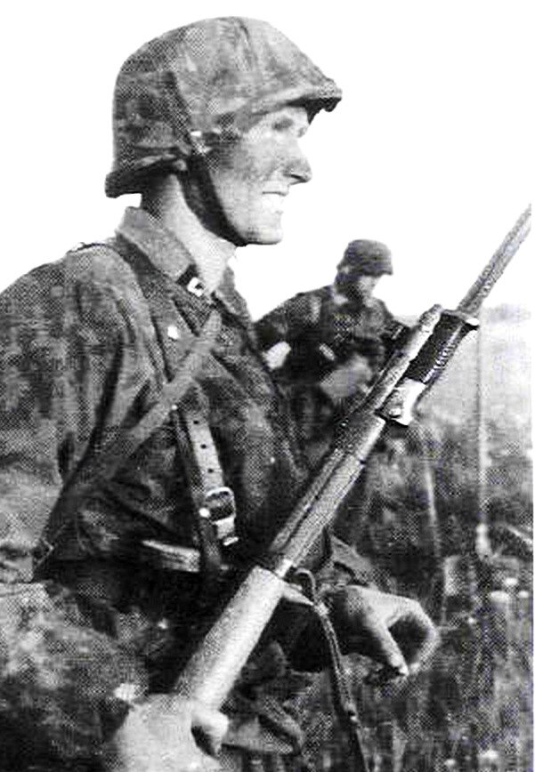 Солдат войск СС с самозарядной винтовкой Вальтер.