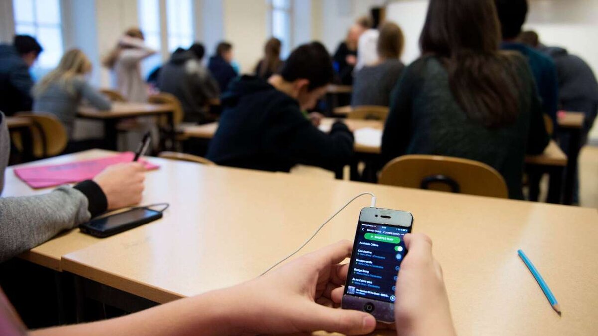 Госдума запретила телефоны в школе. Госдума запретила телефоны в школе