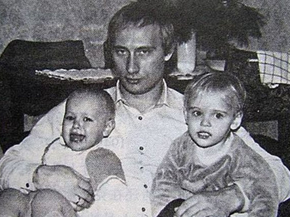 Молодой ВВП с маленькими дочерями. Мария - справа