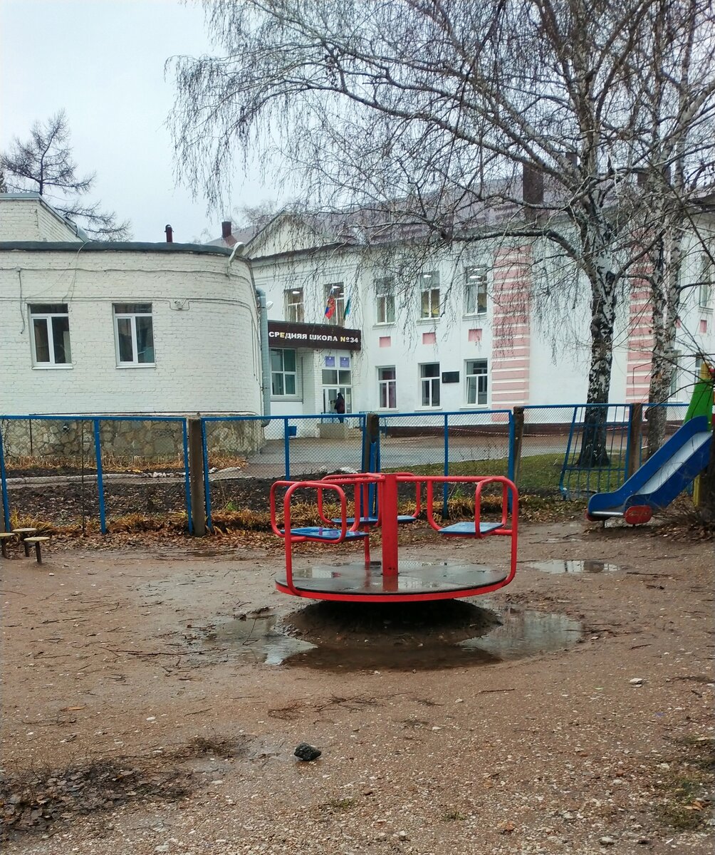 Полчаса ждала пока дочка выйдет из школы. Рисование задержалось. 