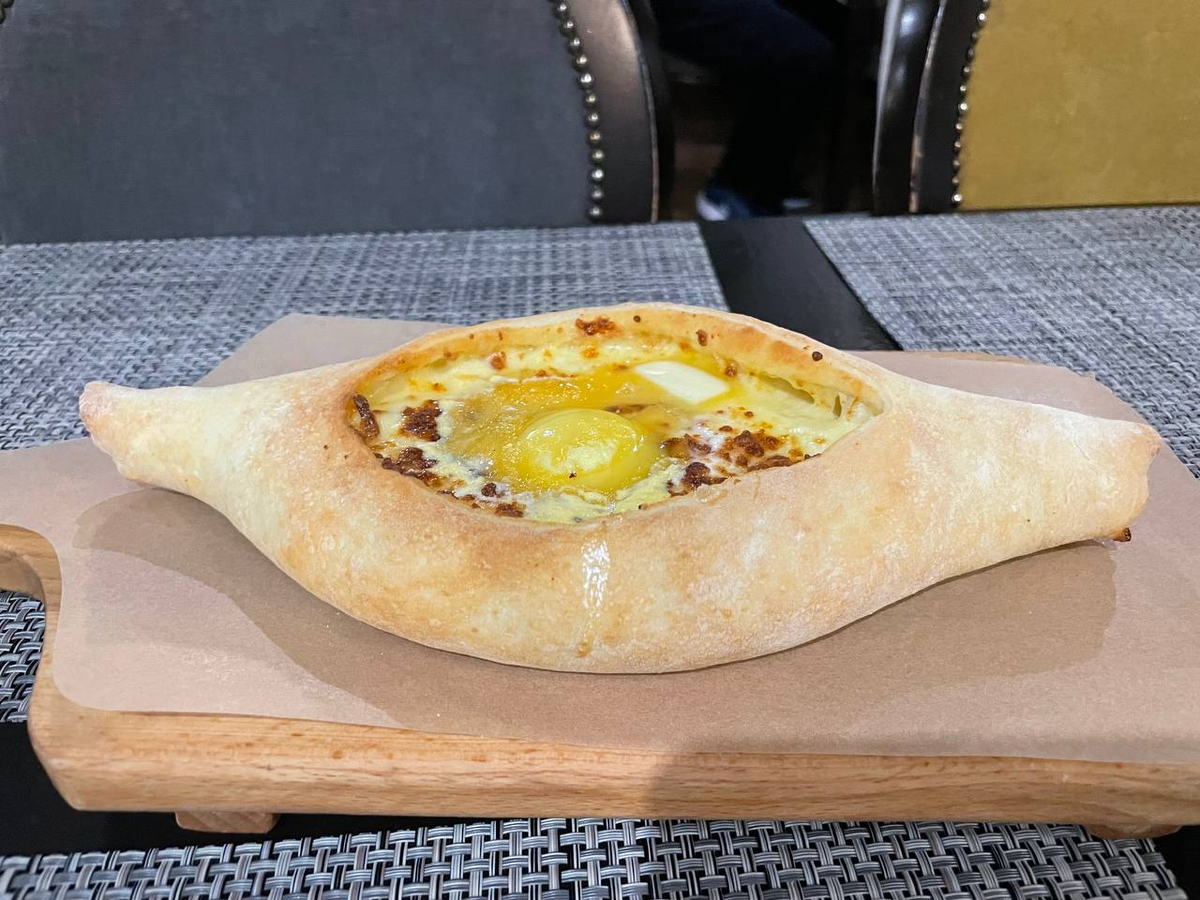 Хачапури по-аджарски. А сыр, какой сыр!