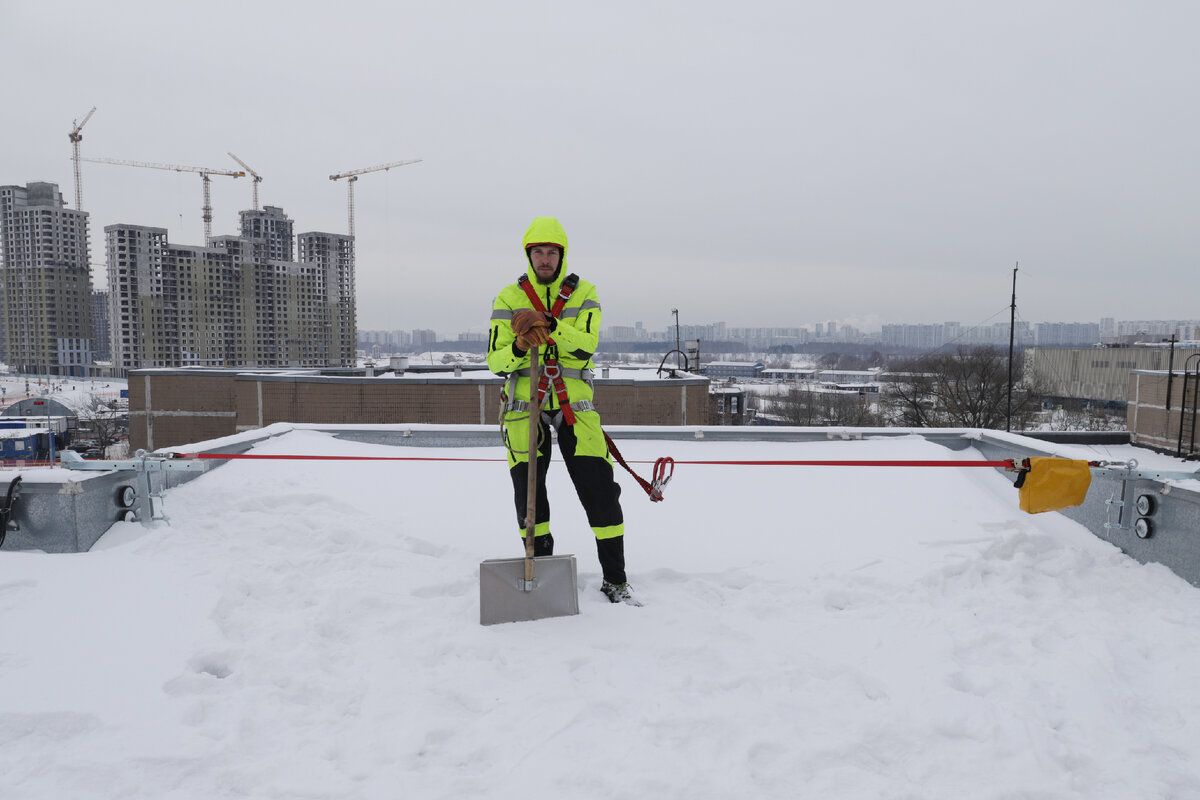 уборка снега на плоской кровле с анкерными устройствами ПАРАПЕТ. фото: ventopro.ru
