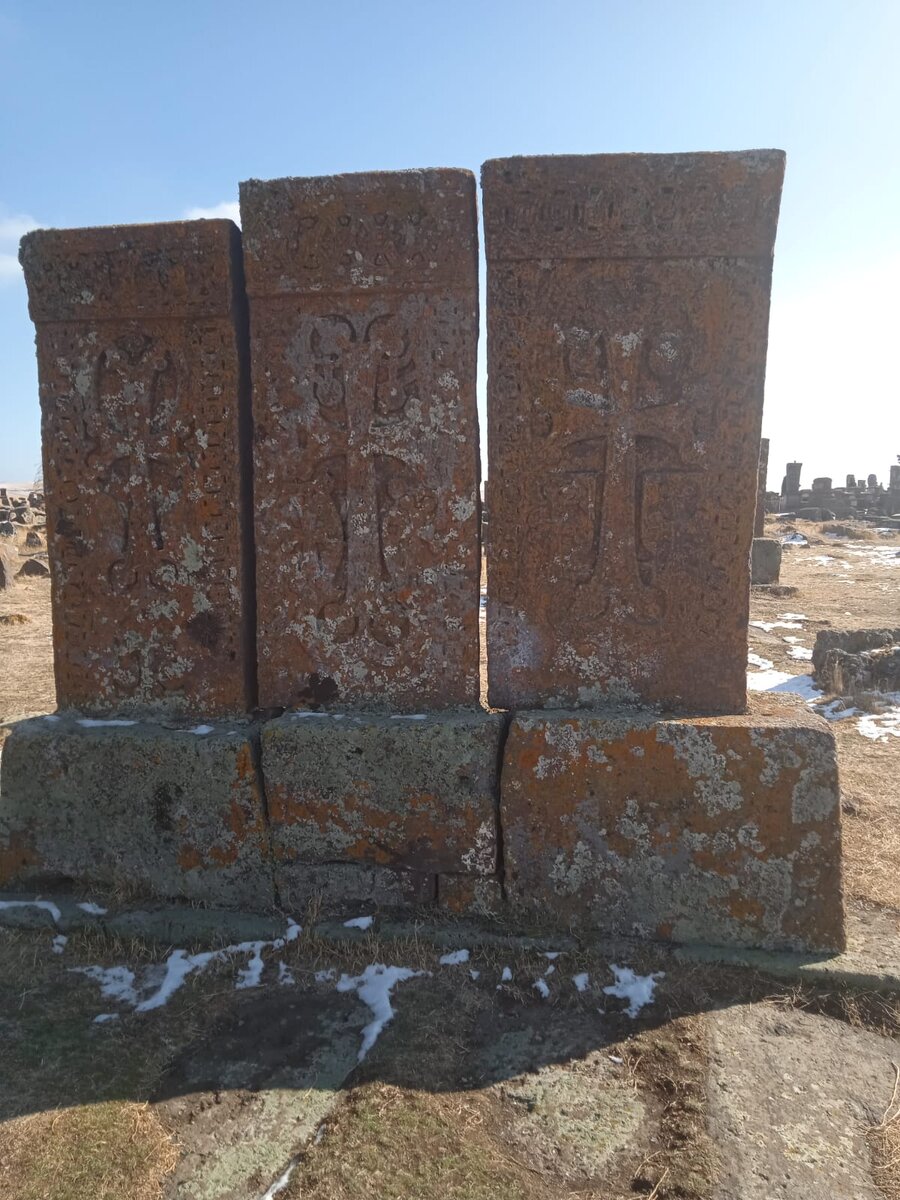Древние хачкары на кладбище в Норатусе
