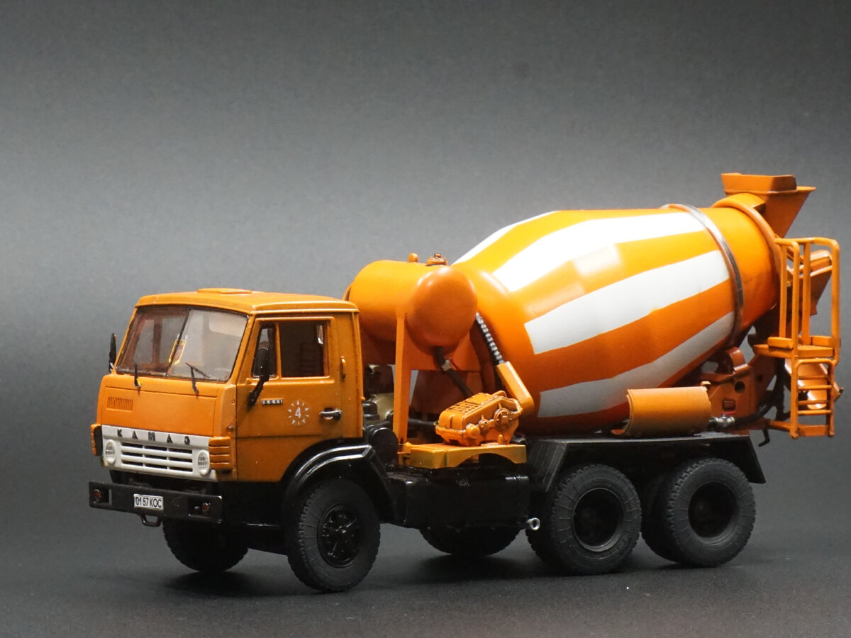 Автобетоносмеситель СБ-92 на базе автомобиля Камаз-5511, масштаб 1:43,  