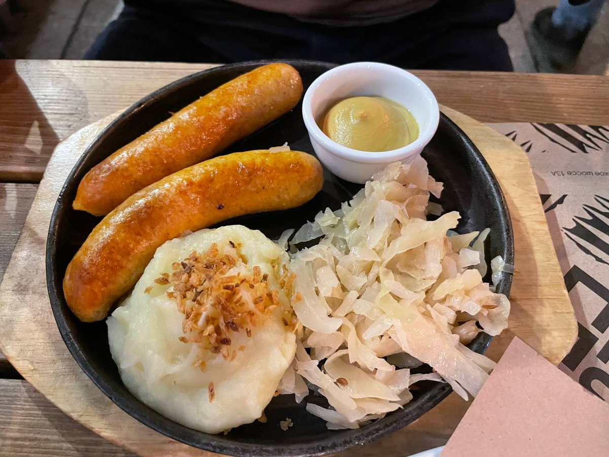 Фирменные колбаски с двумя гарнирами: капустой и картофельным пюре